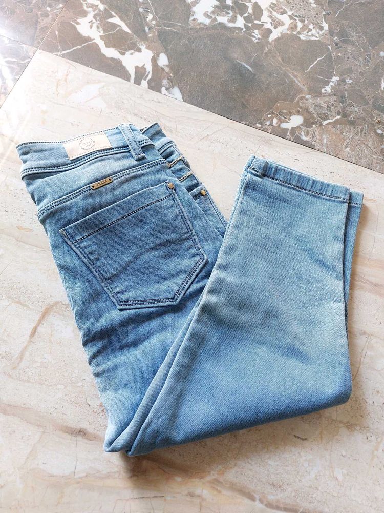 Light Wash Denim Jeans (3 quarter)