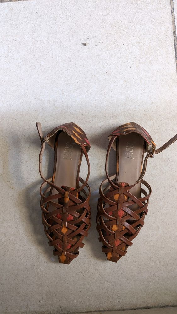 Taavi sandals: used only once or twice. India 36 size.