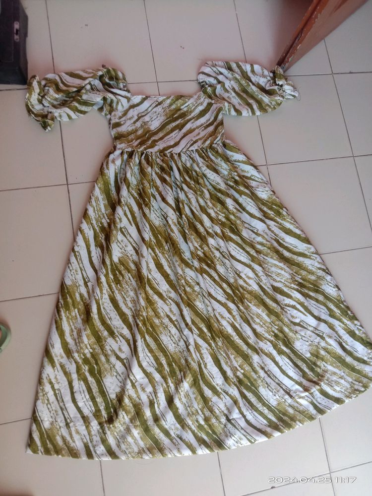 Green Colour Dress With Balloon Sleeve