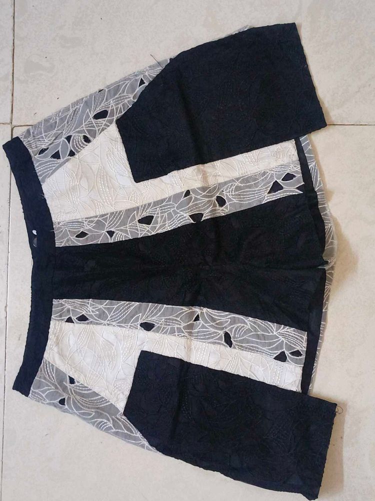 (Price Drop) black &amp; white skirt like shorts🖤