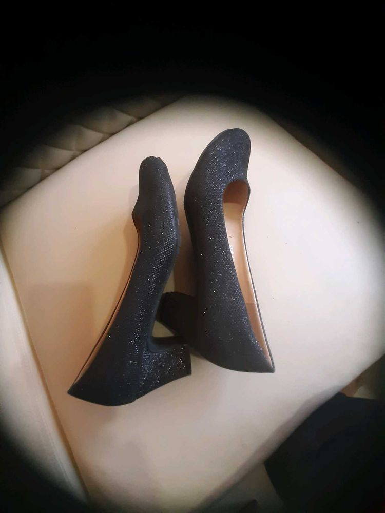 Flat n Heels Womens Black Pumps