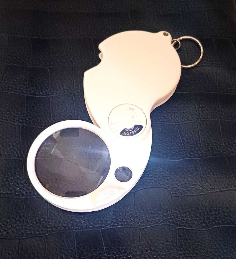 🆕️ Folding Magnifying Glass + LED Light Keychain
