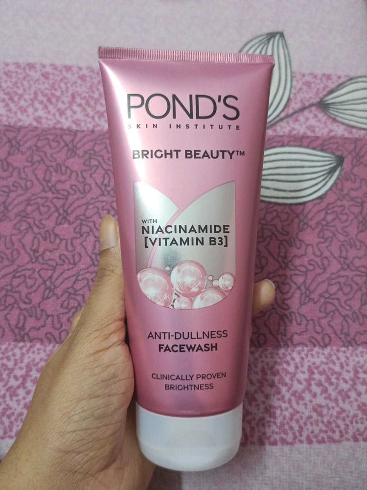 Pond&#39;s Bright Beauty Facewash