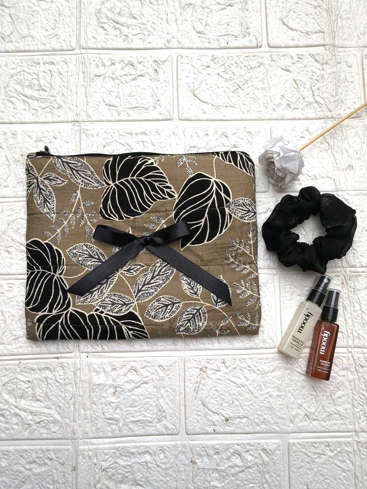 Coquette Pouch With Scrunchie 🖤