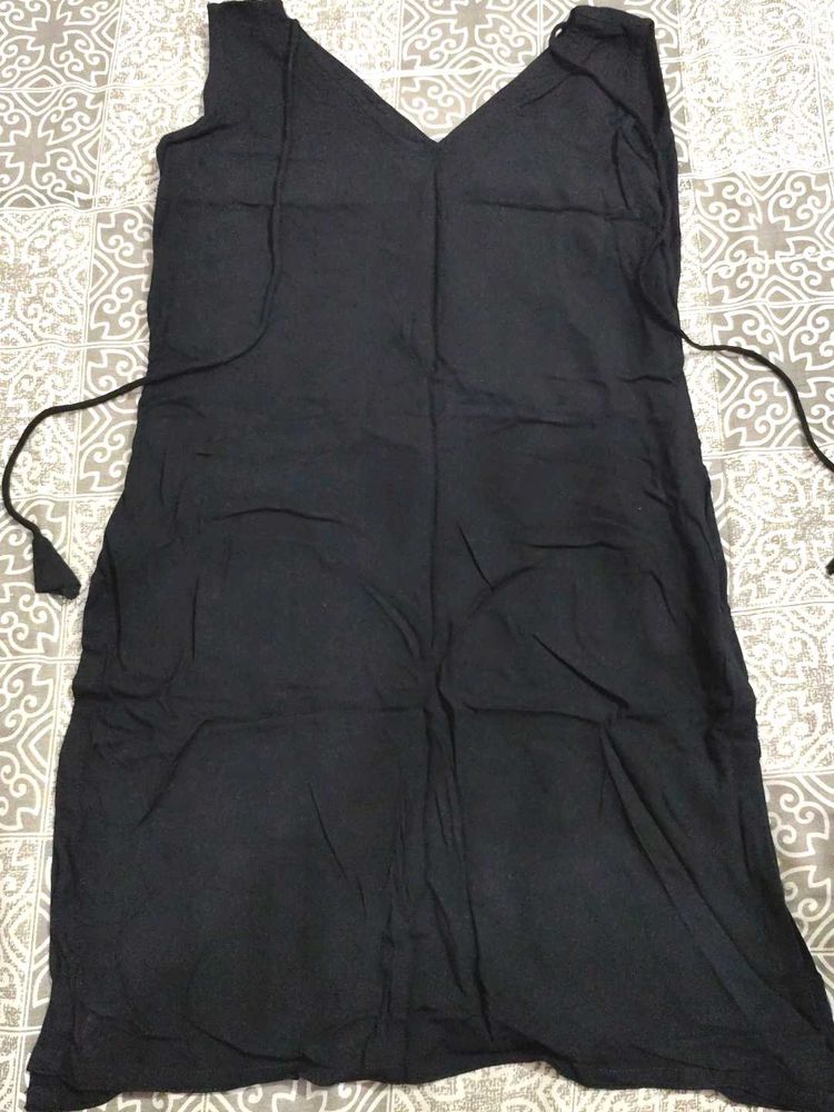 Black V-Neck Sleeveless Dress