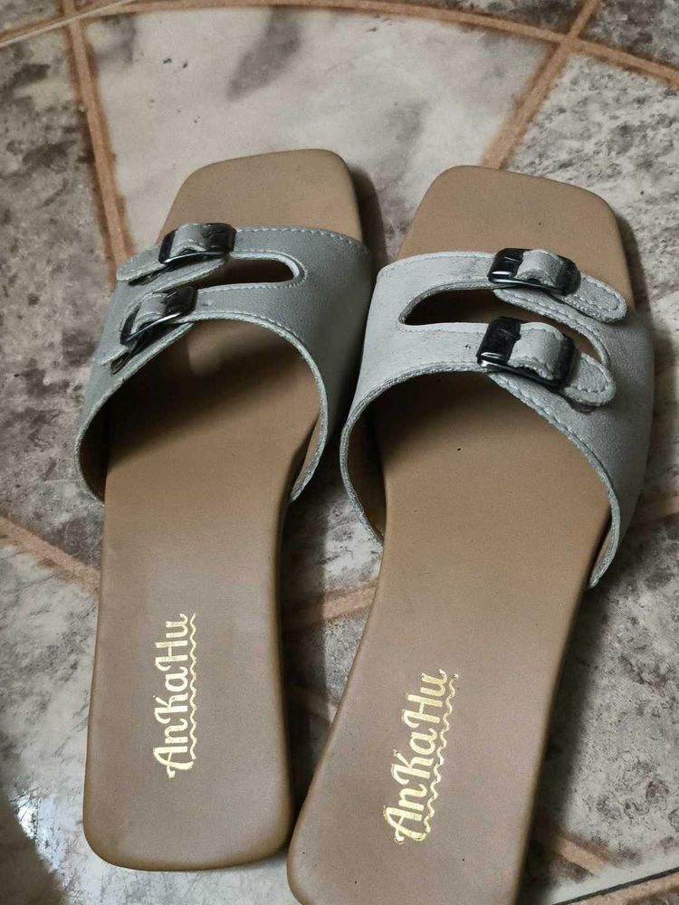 Flat sandals