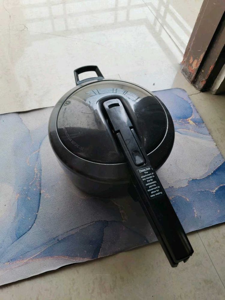 Hawkins Futura 5 Liter Pressure Cooker