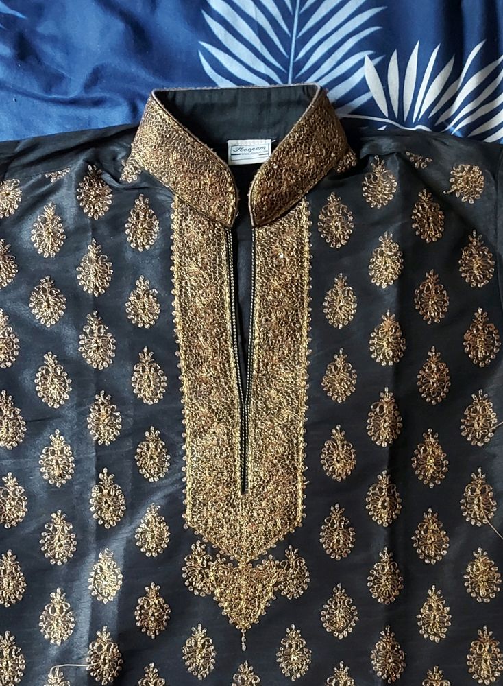 Brand New Luxurious Kurta, Never Worn. Best For Navaratri And Merriage Function. You Will Not Regret Buying This.