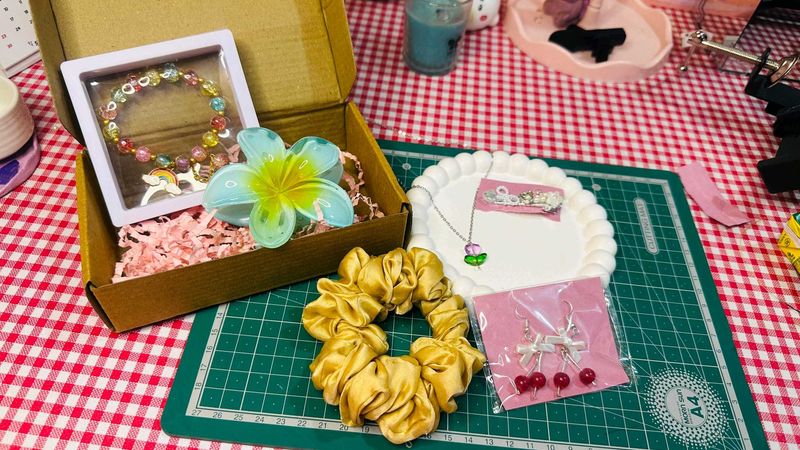 GIFT HAMPER  🪐✨️💗