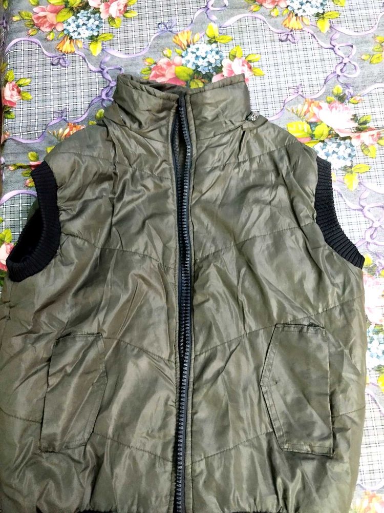 Sleeveless Padded Jacket(Detachable Cap)