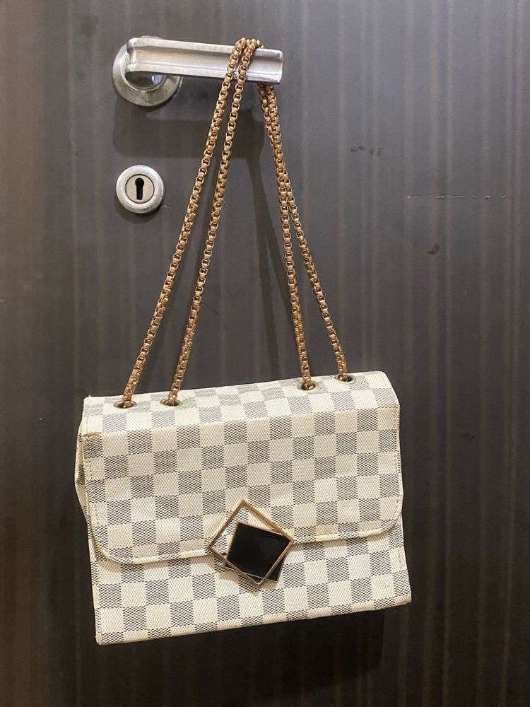 Elegant Checkered Handbag with Gold Chain Strap Ha