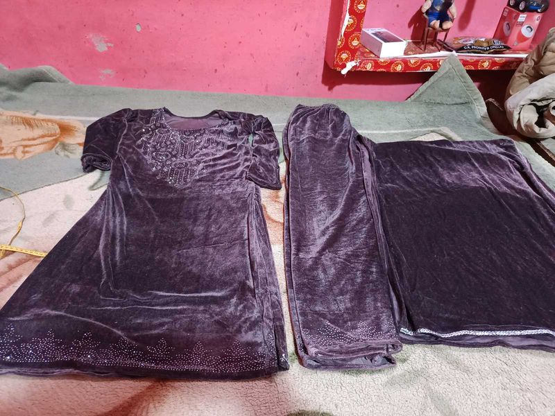 Unused Elegant party wear Levender Velvet Kurta Se