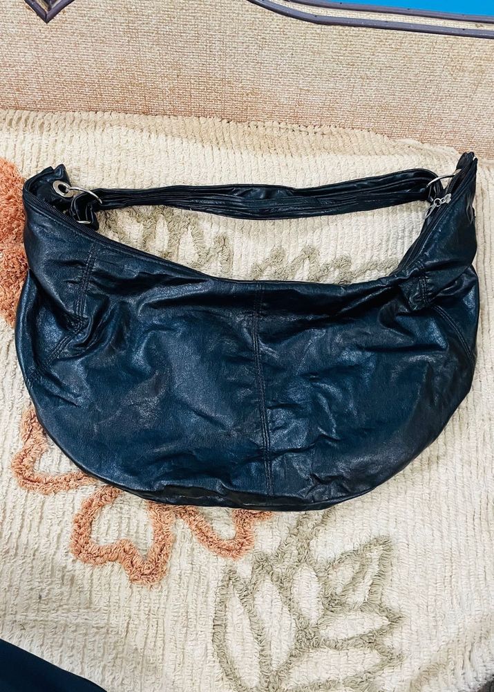 🖤 Sleek Black Faux Leather Shoulder Bag – Spaciou