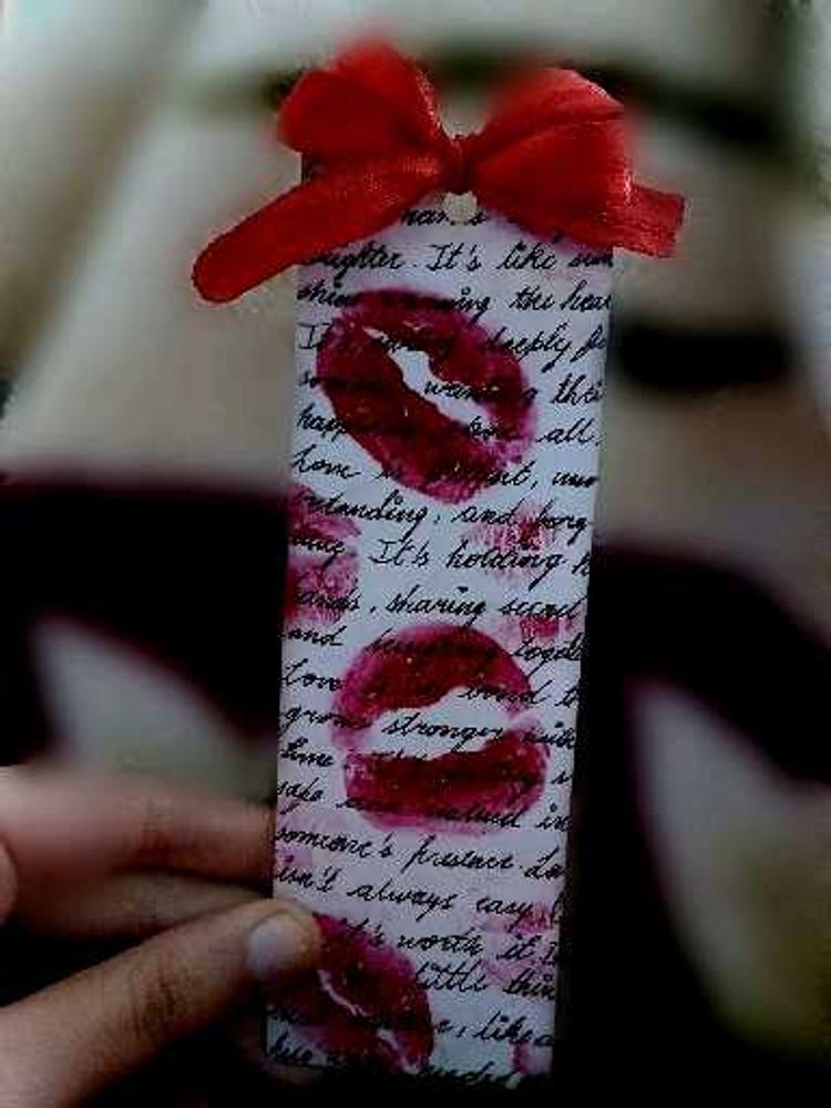 Kiss Bookmark