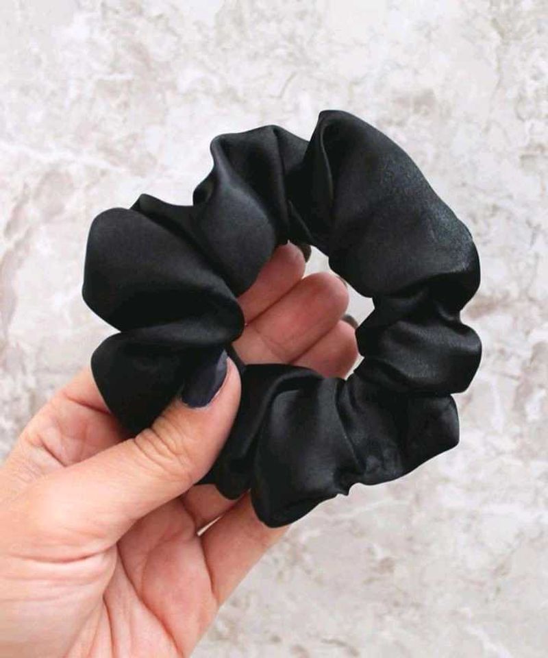 Satin Scrunchies Black 🖤 (Pack Of 1)