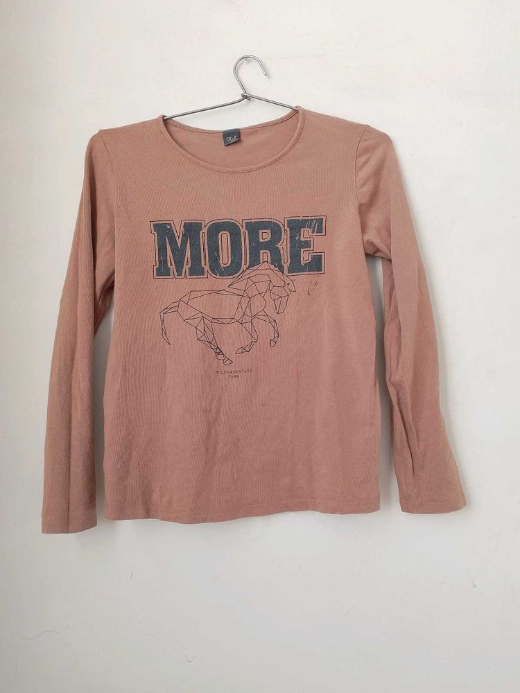 long sleeves graphic tee.