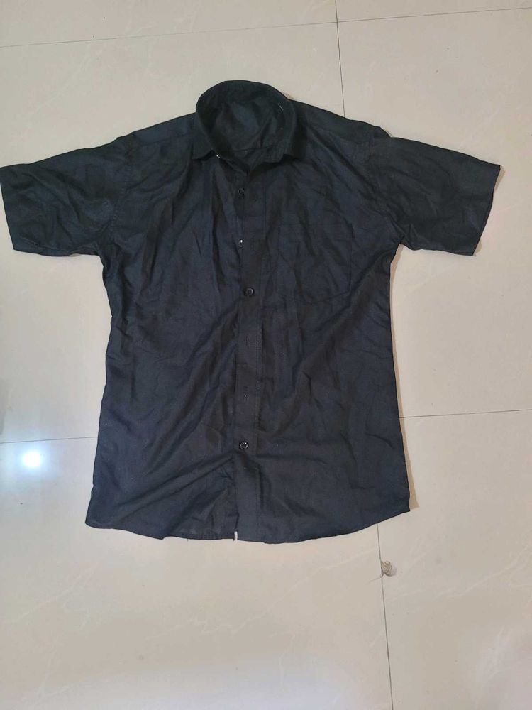 Black Short Sleeve Button-Down Shirt