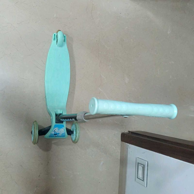 Kids' Three-Wheel Scooter