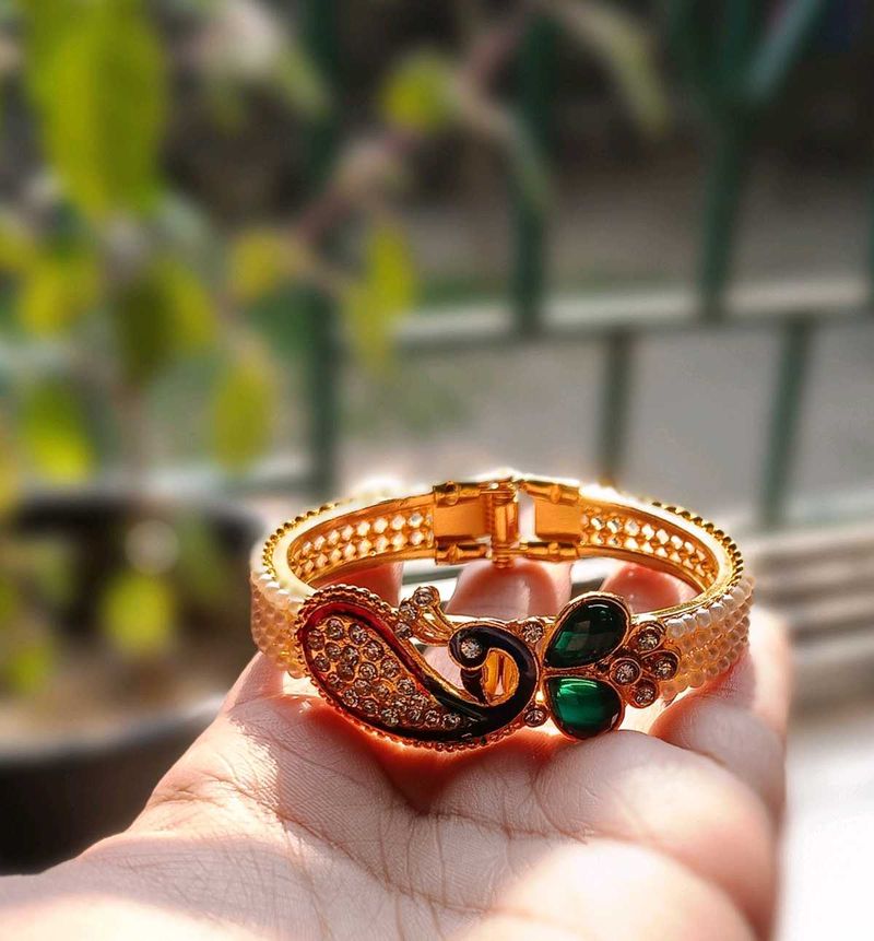 Elegant Gold-Toned Bangle