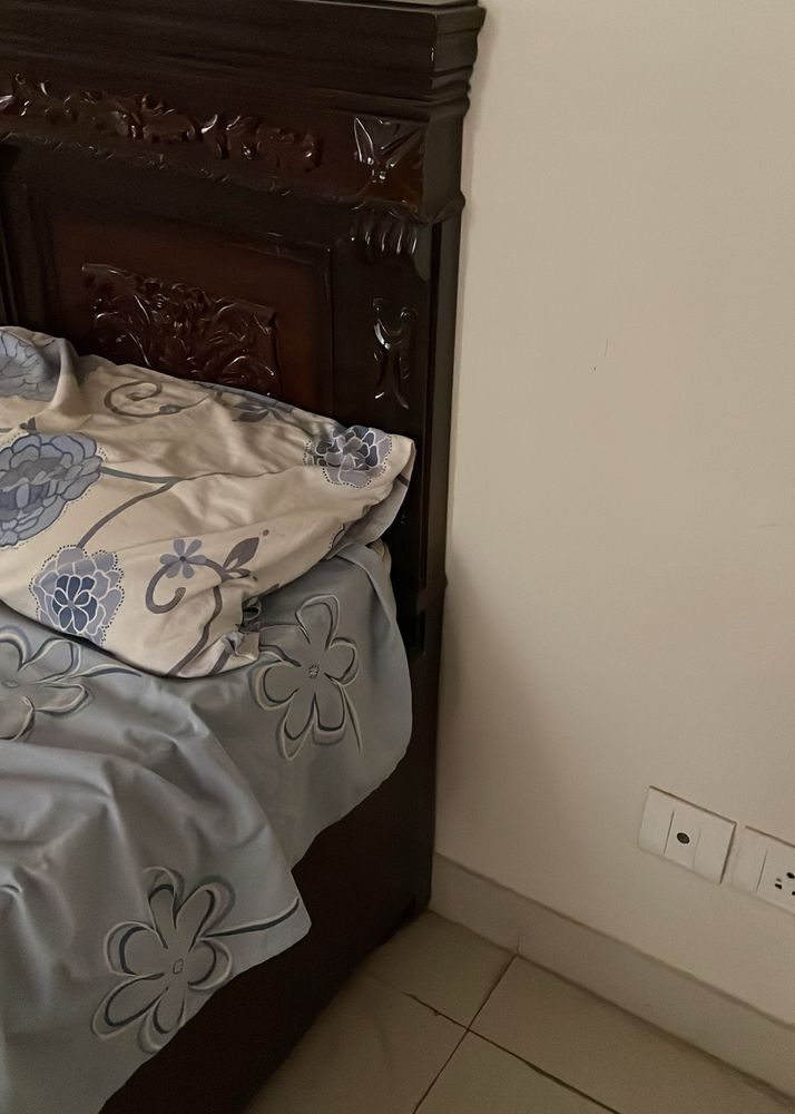King size bed with storage On both sides