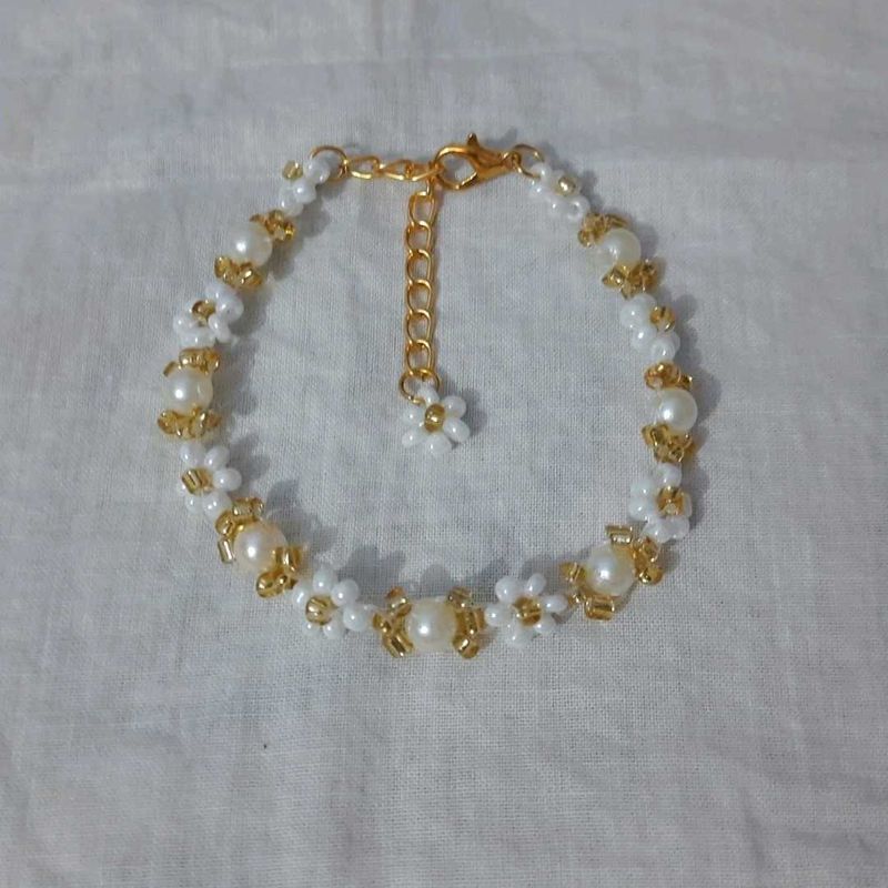 🌟 Floral Pearl Beaded Bracelet ✨️