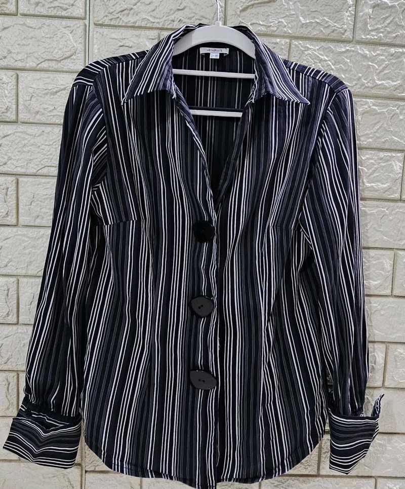 Stylish, long-sleeve button-up shirt