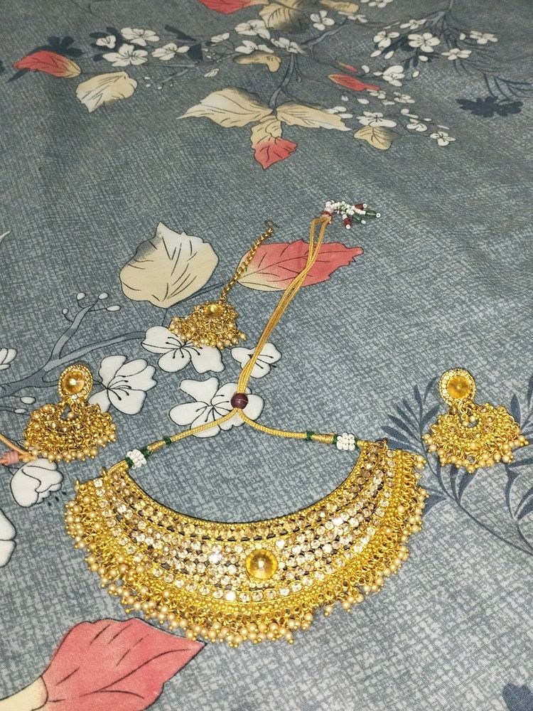 Beautiful Golden Jwellery Set With Earrings