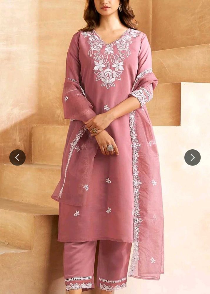 Elegant Mauve Embroidered Kurta Set