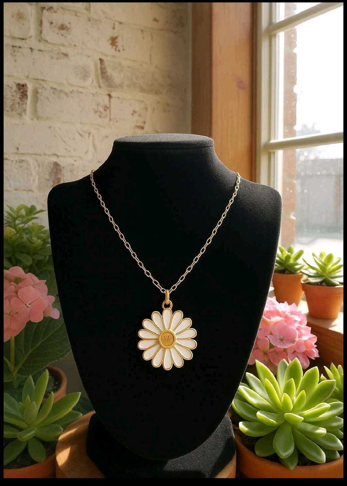 newme- Daisy Pendant Necklace