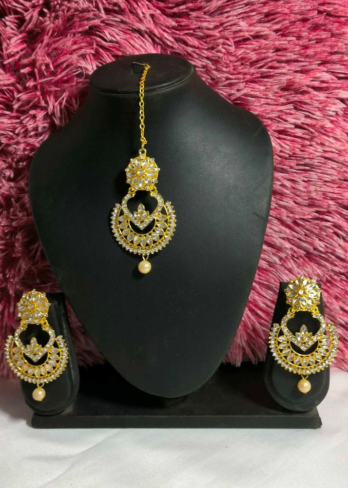 Elegant Earrings &amp; Maangtika Set