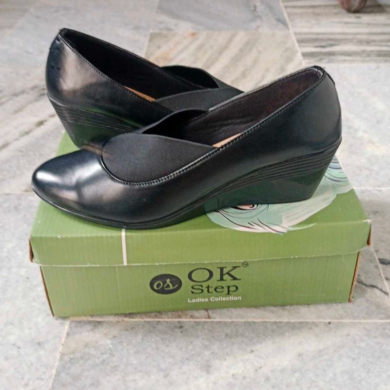Women&#39;s Bellies With  Heels Black In Color