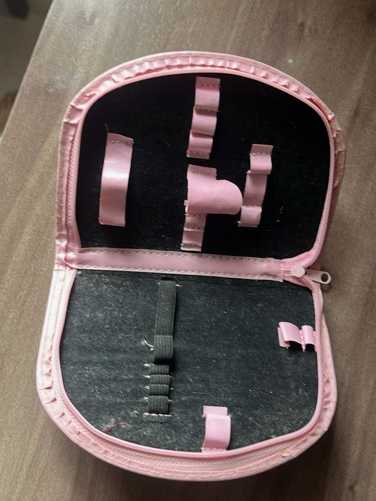 Organiser pouch with zipper
