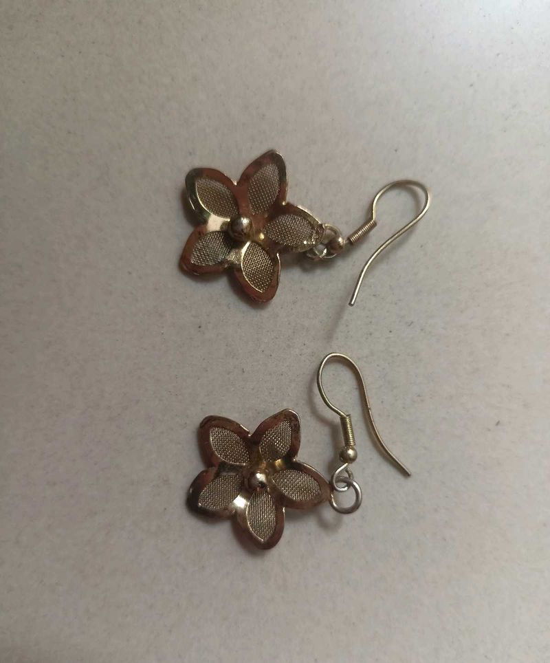 pack off 4 light weight earrings and finger ring..