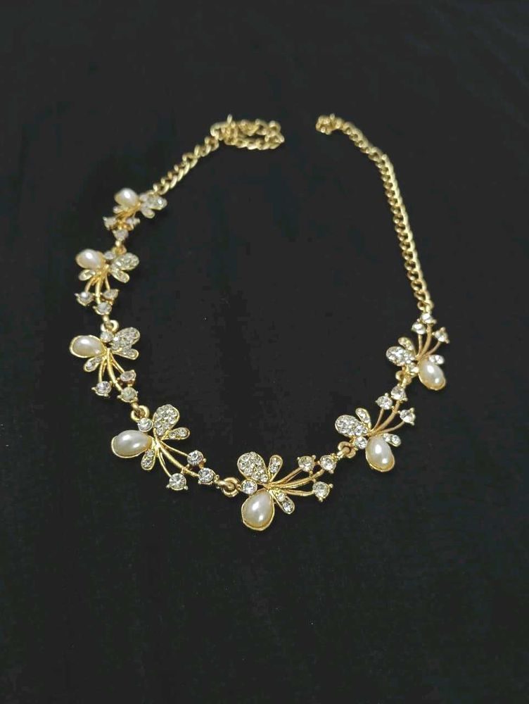 Elegant Pearl &amp; Crystal Necklace