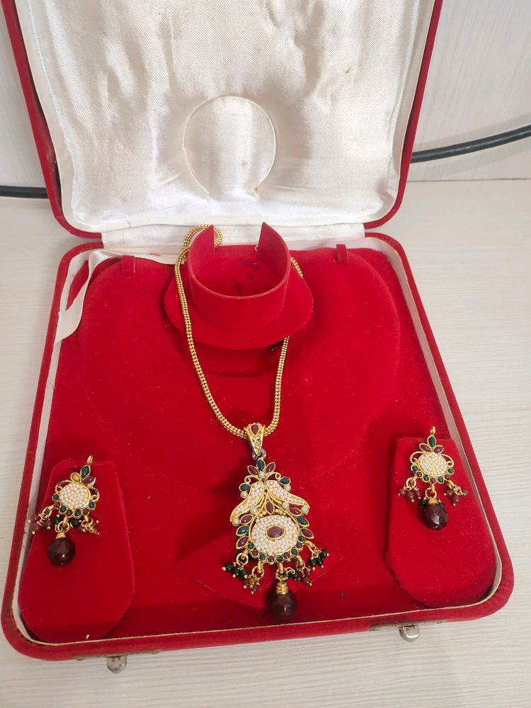 Elegant Necklace With  Earrings