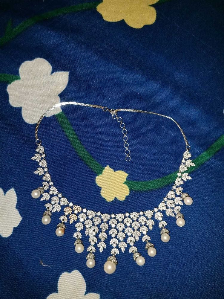 Elegant Pearl &amp; Crystal Necklace