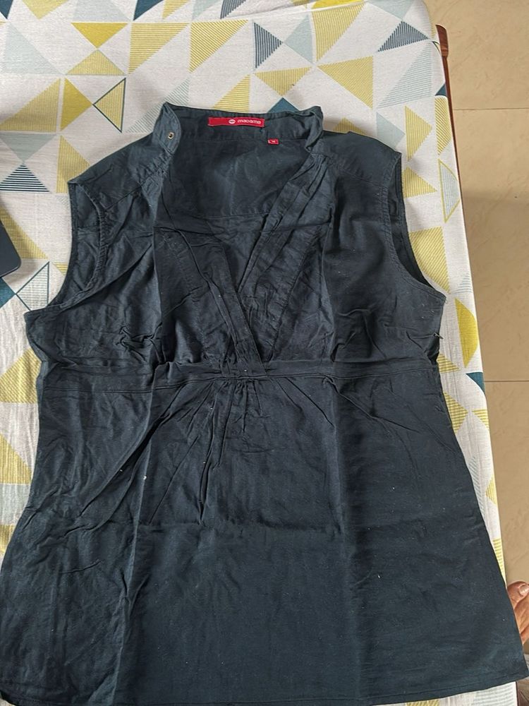 Black sleeveless button up top