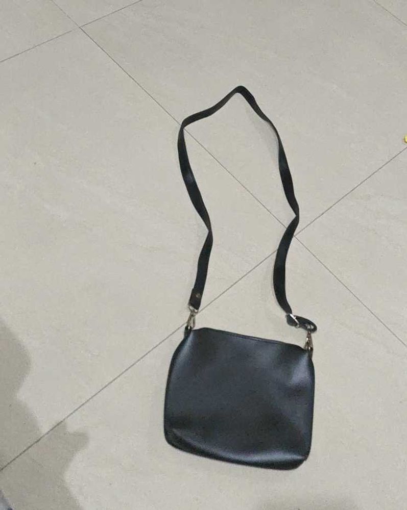 Simple Black Crossbody Bag 🖤