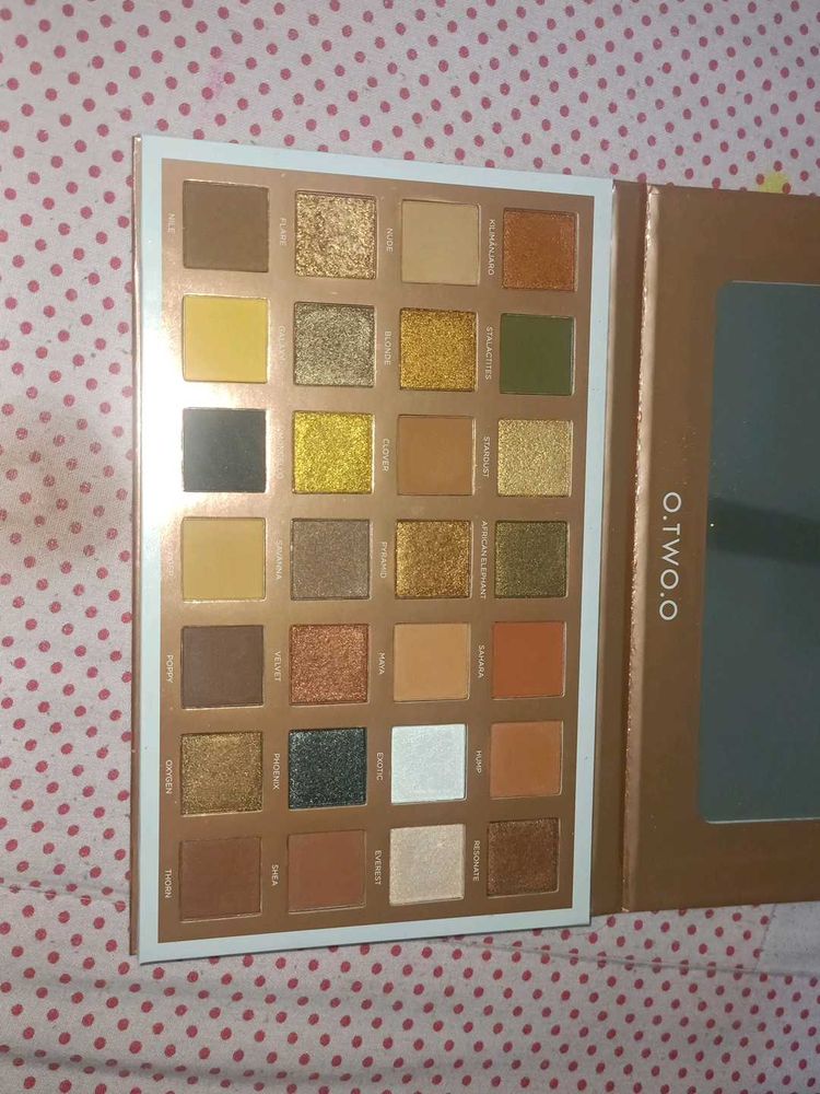 O.Two.O 28 Colours Eyeshadow Palette