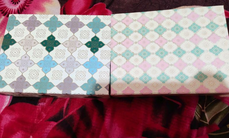 magnet box. 2 different colours