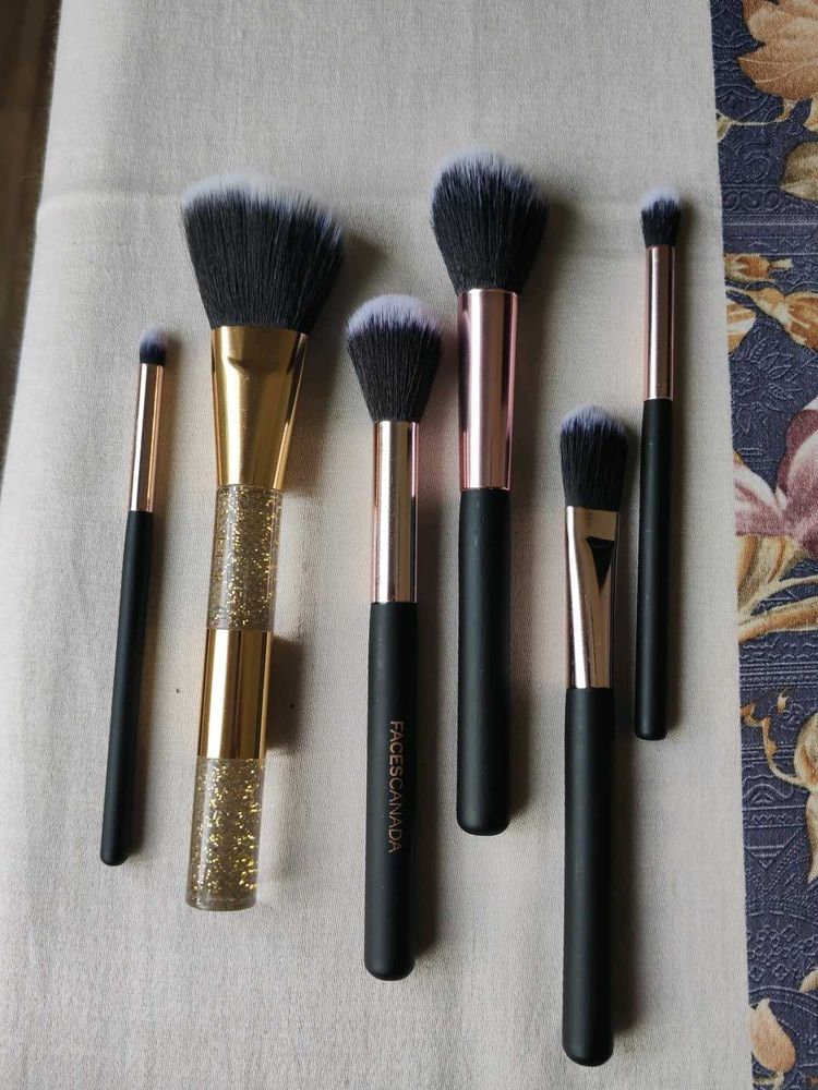Set Of 6 Brand New Makeup Brushes