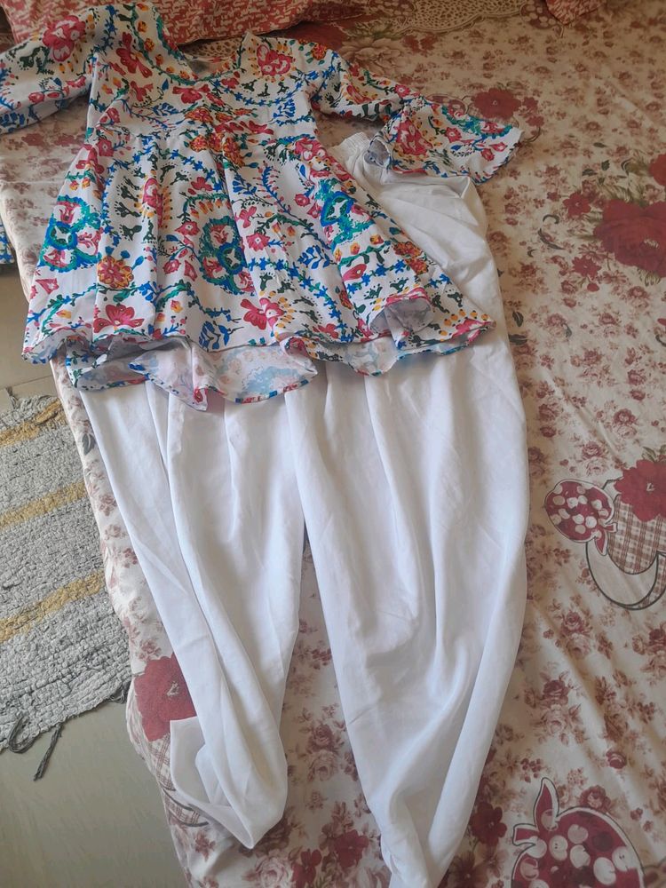 Floral Print Tunic &amp; White Pants Set