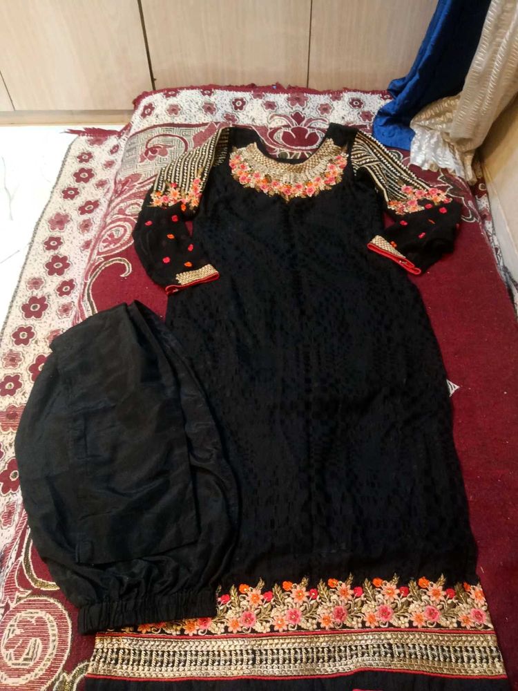 Very Elegant Kurta Set Beautiful Embroidery ❤️