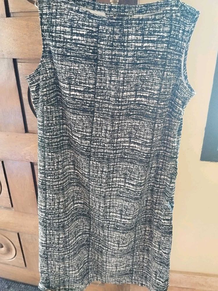 Chic Sleeveless Dress