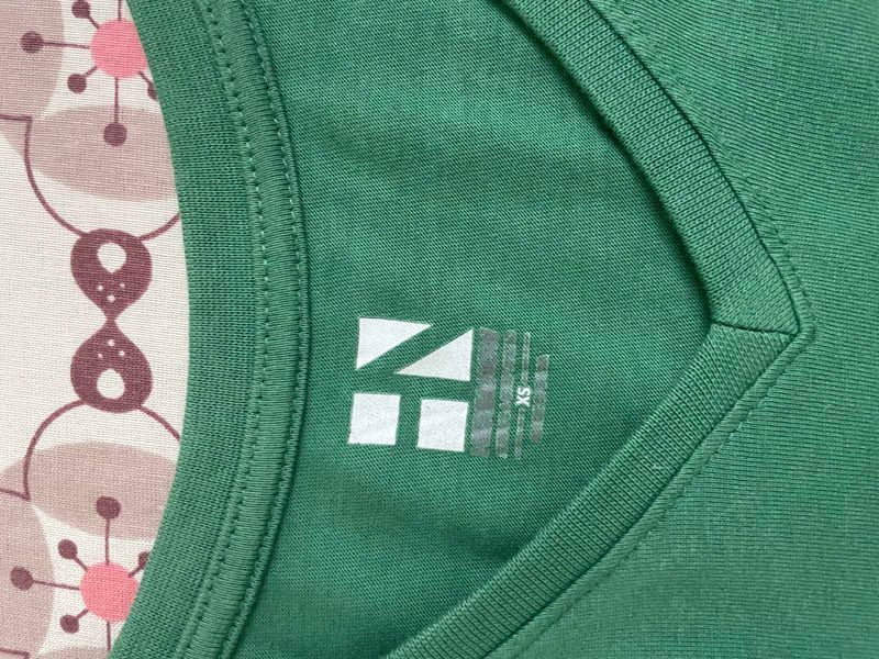 💚 HERE&amp;NOW Women Green Solid V-Neck T-shirt