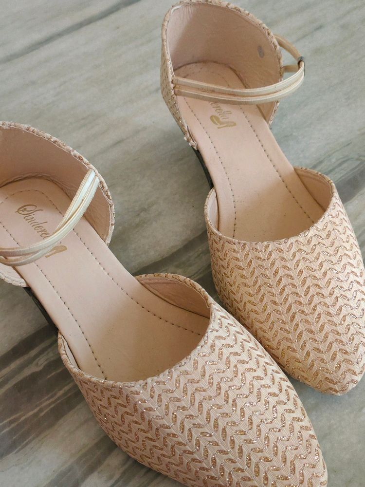 Beautiful Cream Shining Sandals ✨✨