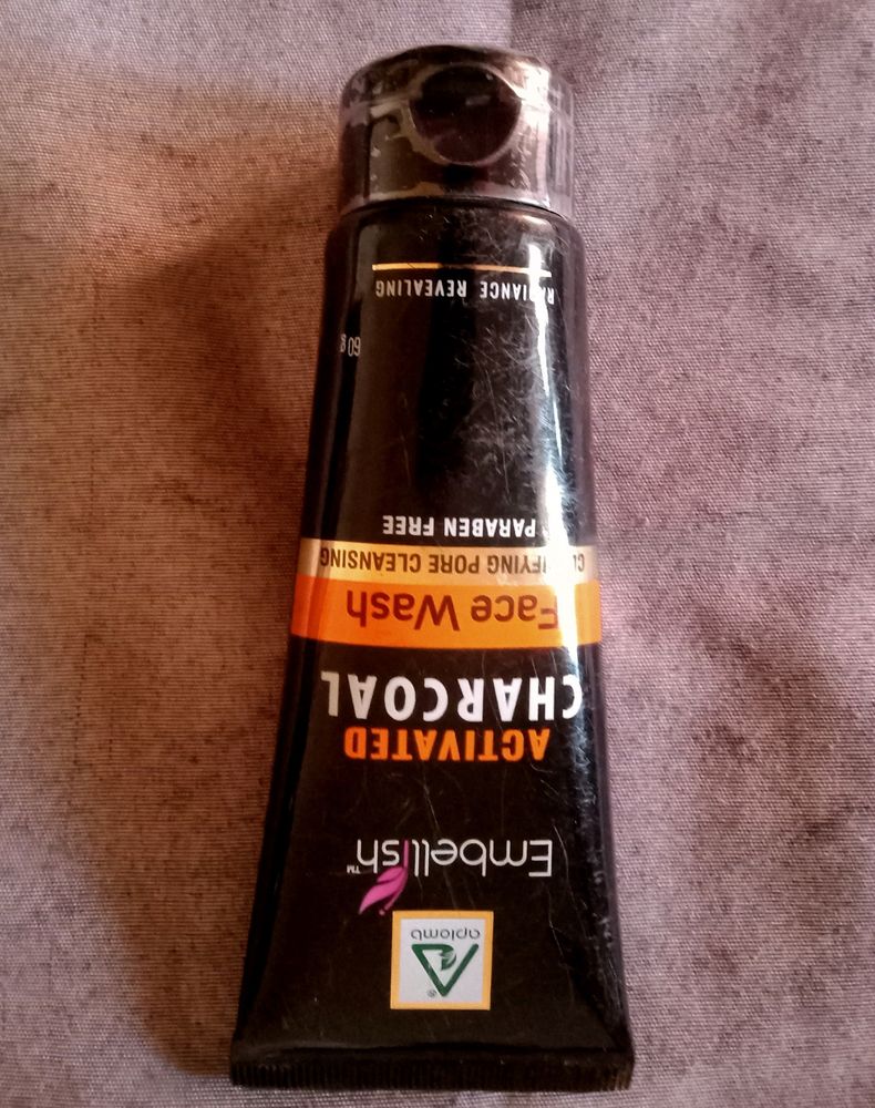Charcoal Fash Wash Controls Acne,Pimples &amp; Dark Sp