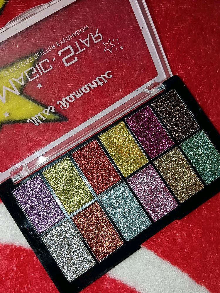 Pretty Giltery Eyeshdow Pallet