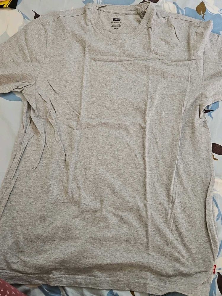 Levi&#39;s Gray T-Shirt
