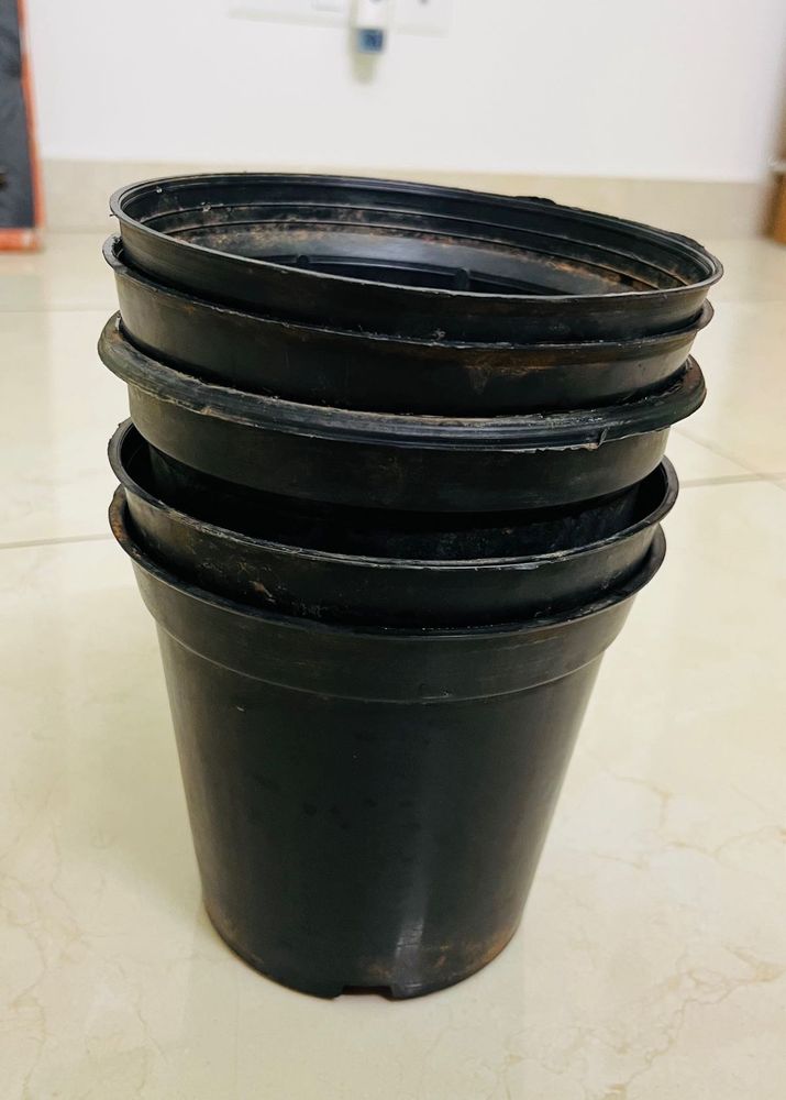 Black Plastic Plant Pots (Set of 5)